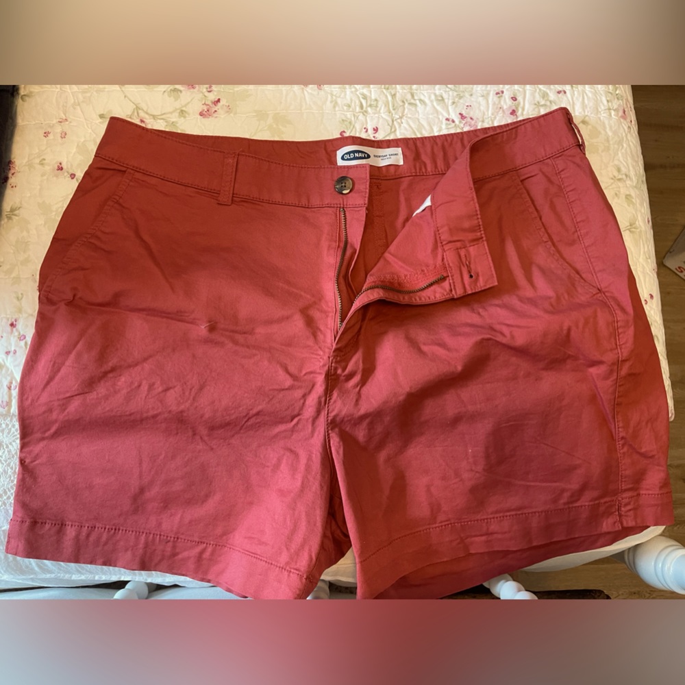 Old navy mid rise short with front & rear pockets. 5” rise, Size 18 Never worn